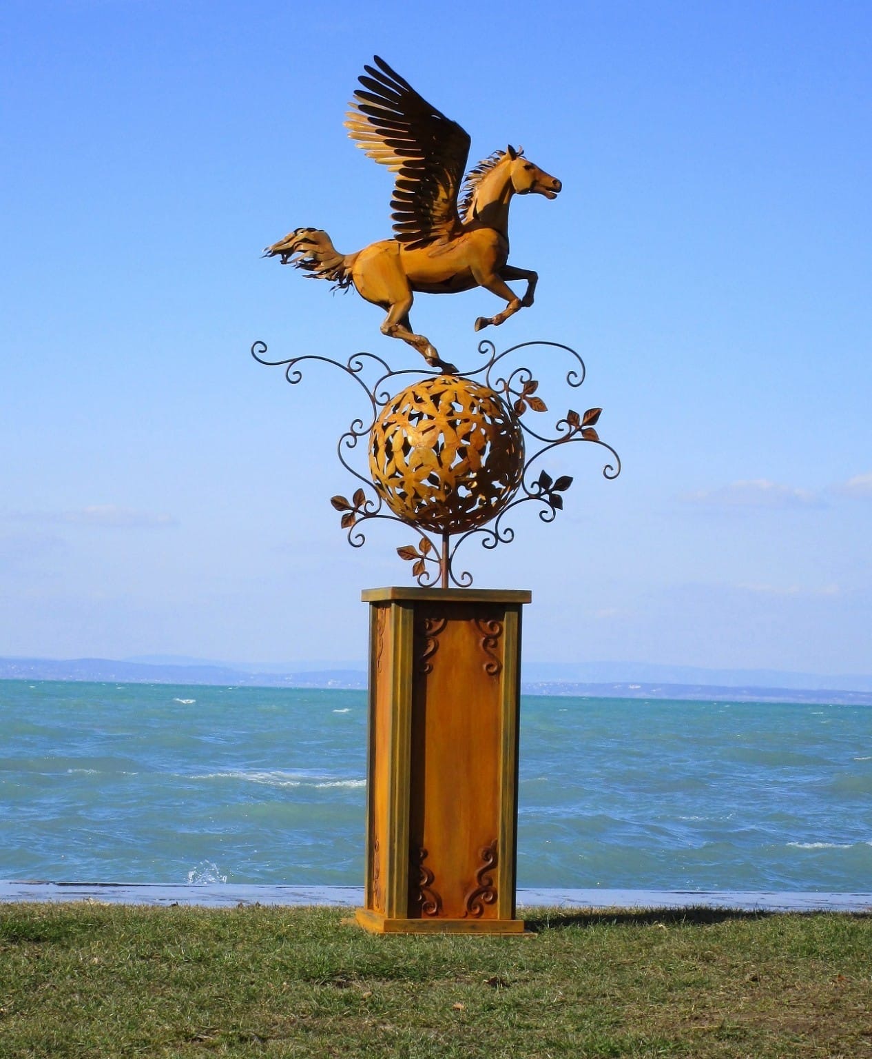 Pegasus auf Säule (rostig) 80x120x268 42kg