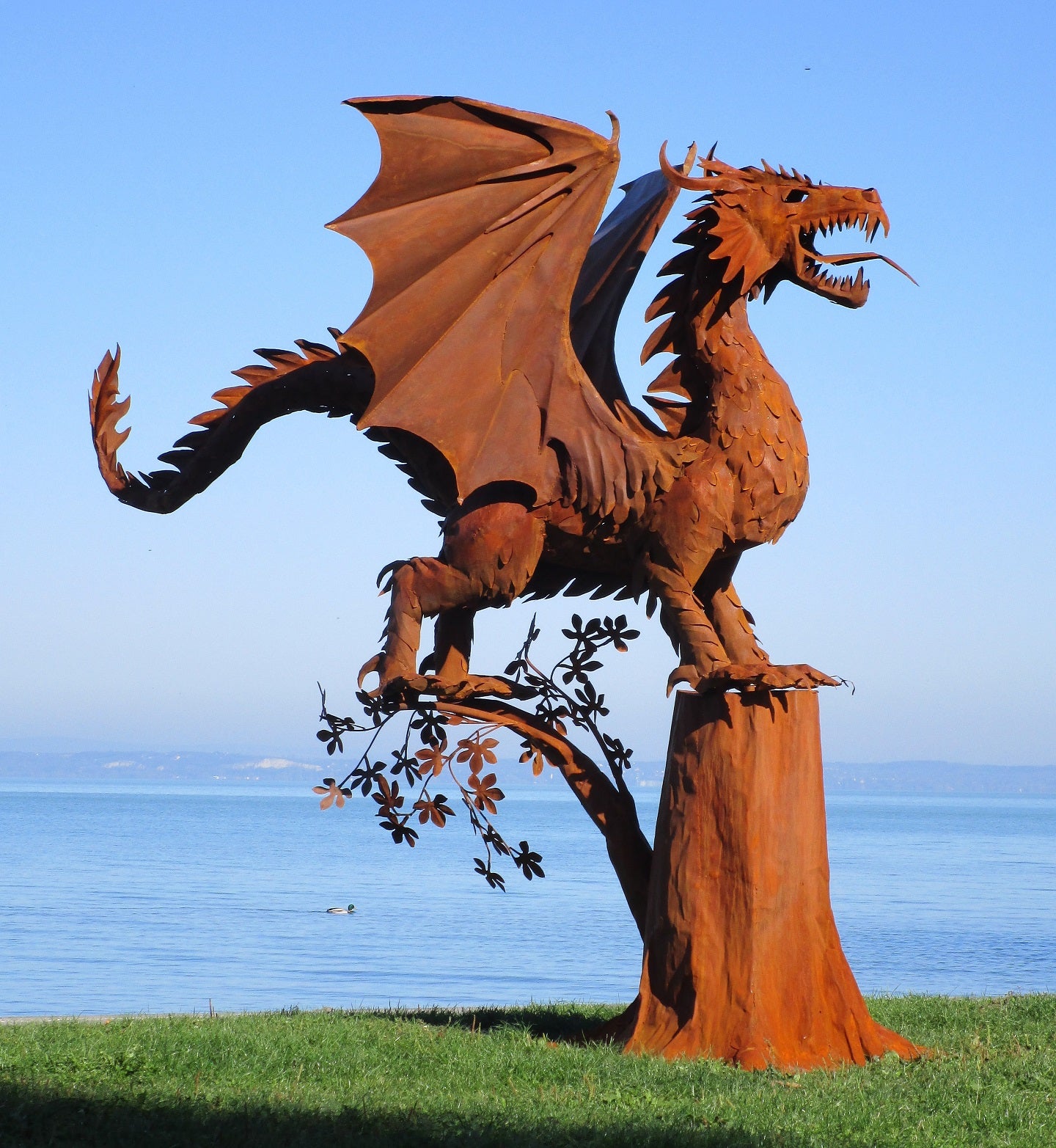 Drache mit Flügel am Baum (rostig) 235x290x295 98kg