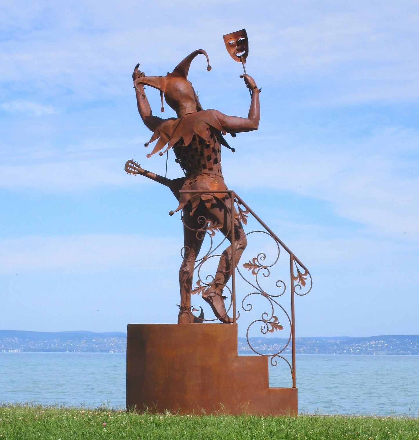 Hoppeditz-Figur auf der Treppe (rostig) 110x112x277 59kg