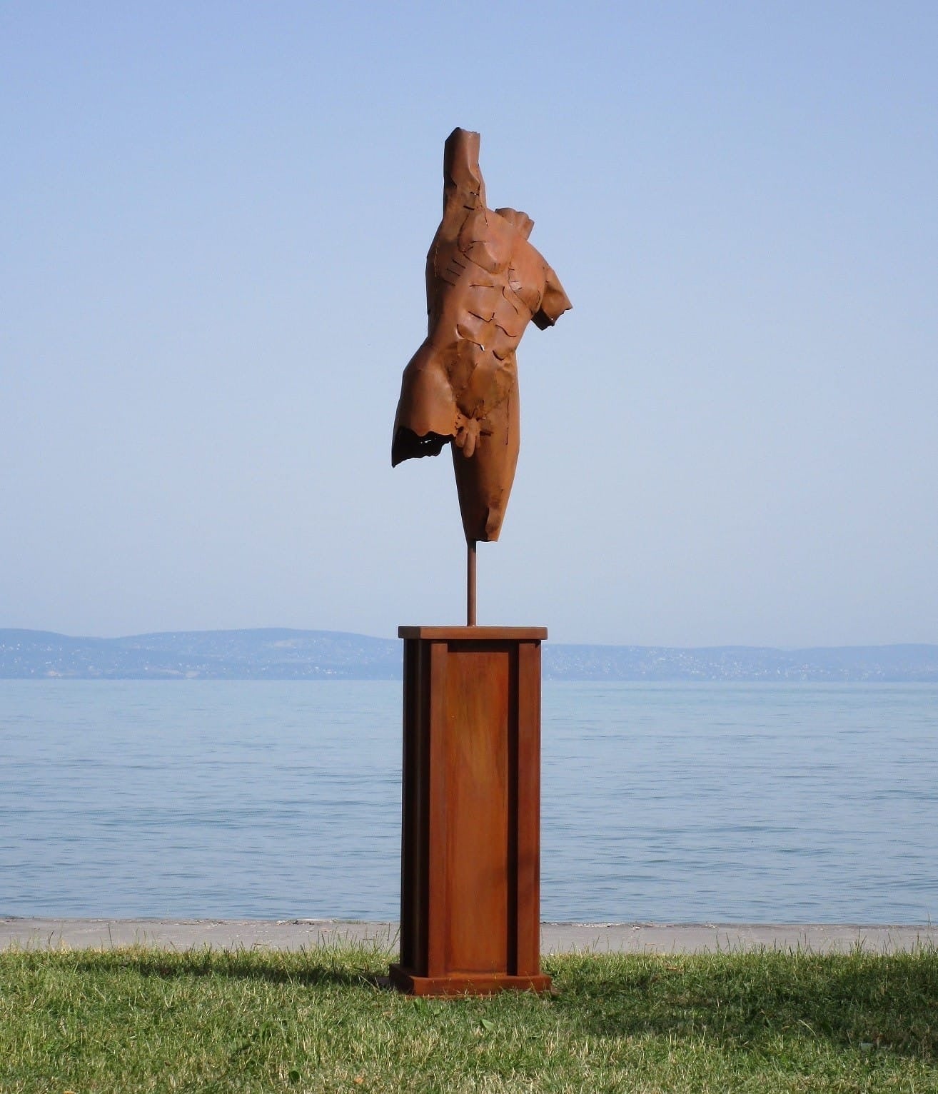 Männlicher Torso auf Säule (rostig) 52x41x210  23,4kg