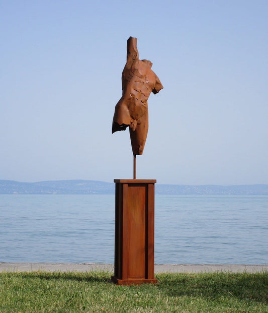 Männlicher Torso auf Säule (rostig) 52x41x210  23,4kg