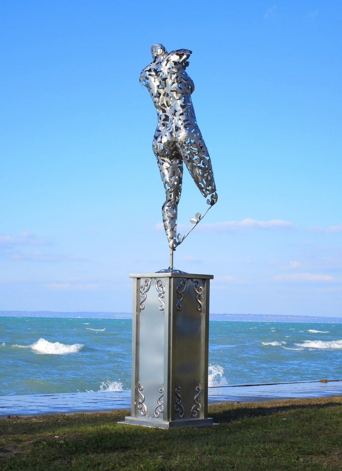 Pannonia auf Säule (edelstahl) 56x54x275  36,5kg