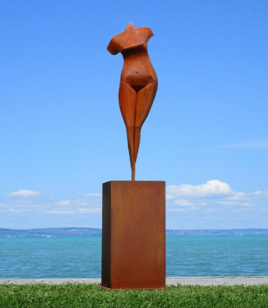 Aphrodite auf Säule 272 (rostig) 56x56x272  32kg