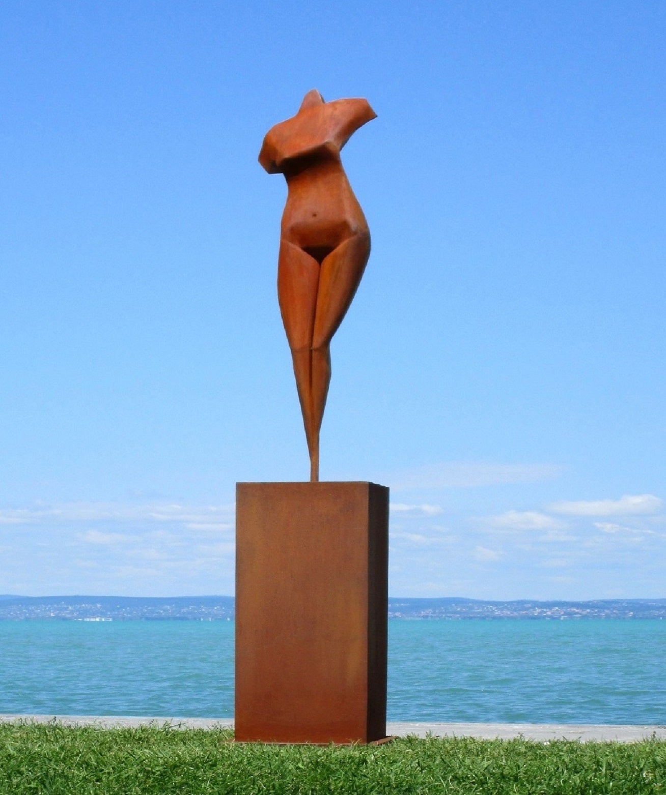 Aphrodite auf Säule 272 (rostig) 56x56x272  32kg