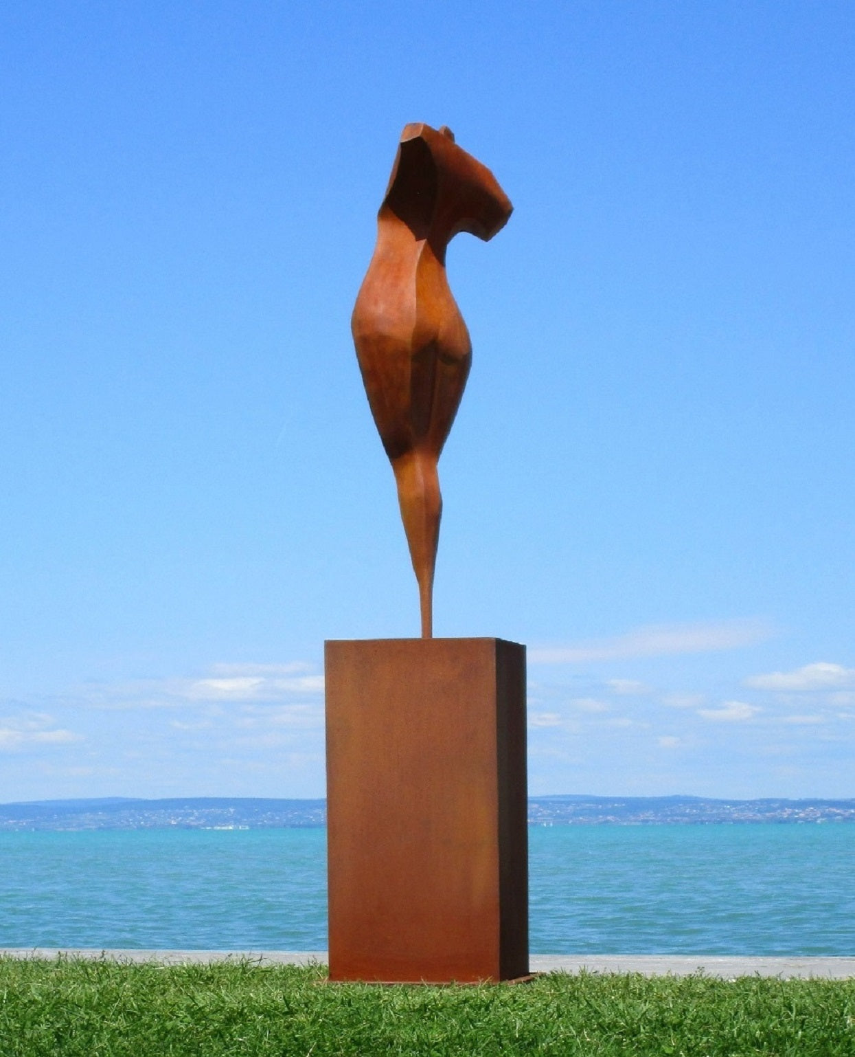 Aphrodite auf Säule 272 (rostig) 56x56x272  32kg