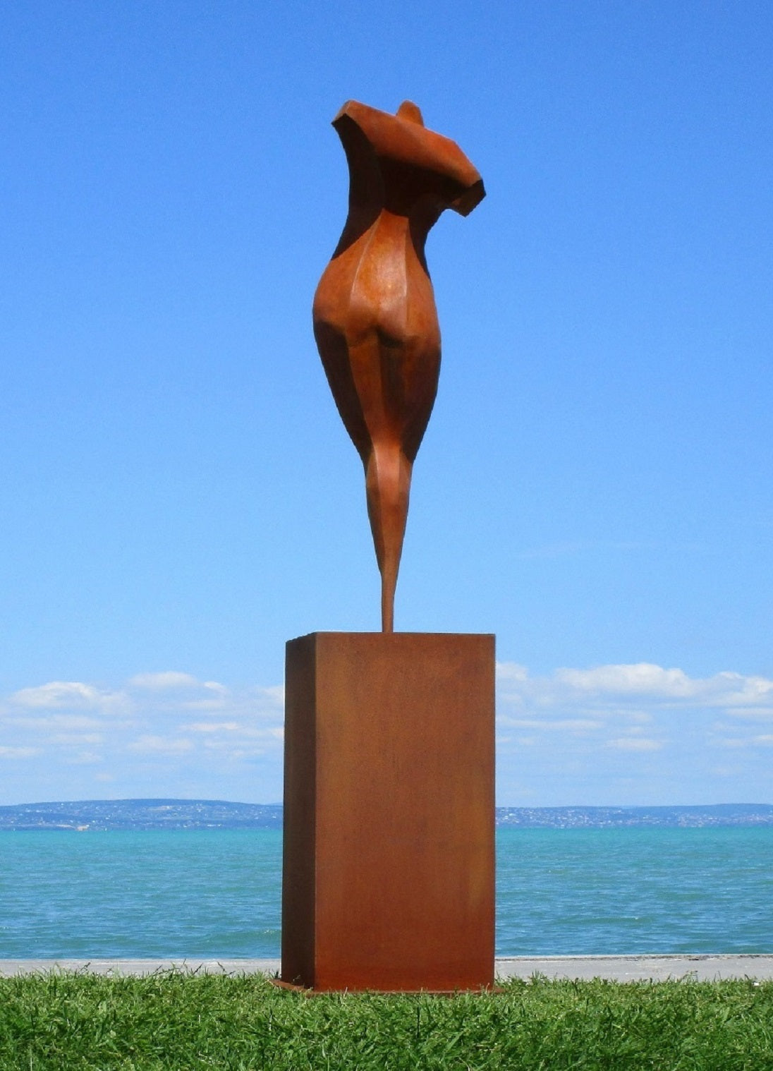 Aphrodite auf Säule 272 (rostig) 56x56x272  32kg