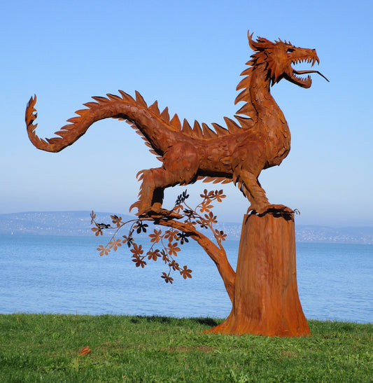 Drache ohne Flügel am Baum (rostig) 140x290x292  76kg