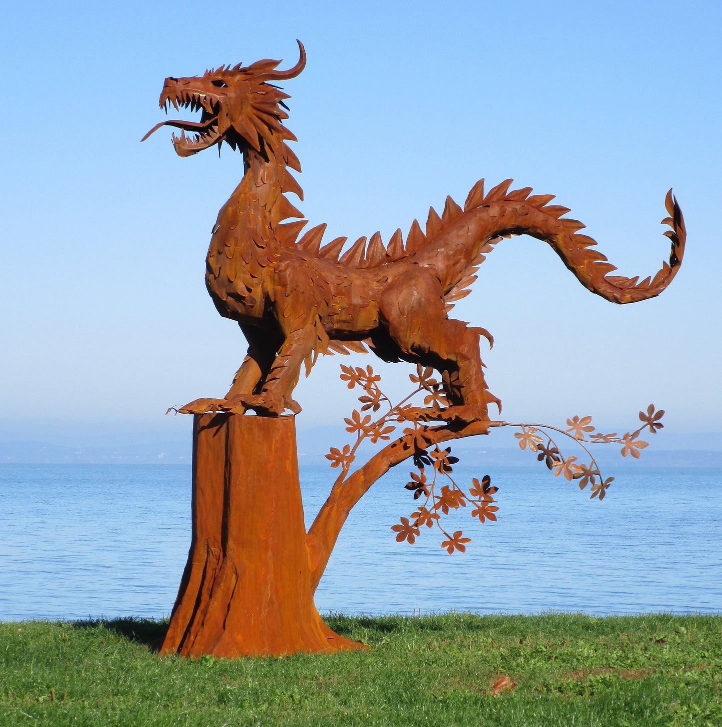 Drache ohne Flügel am Baum (rostig) 140x290x292  76kg