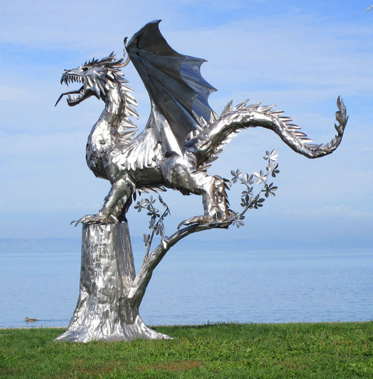 Drache mit Flügel am Baum (edelstahl) 235x290x295  98kg