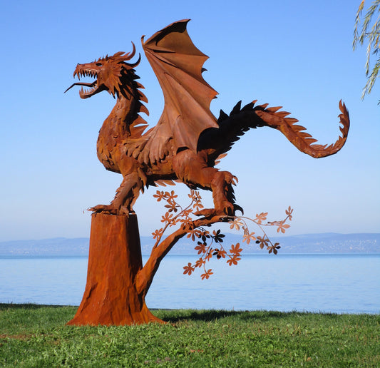 Drache mit Flügel am Baum (rostig) 235x290x295  98kg