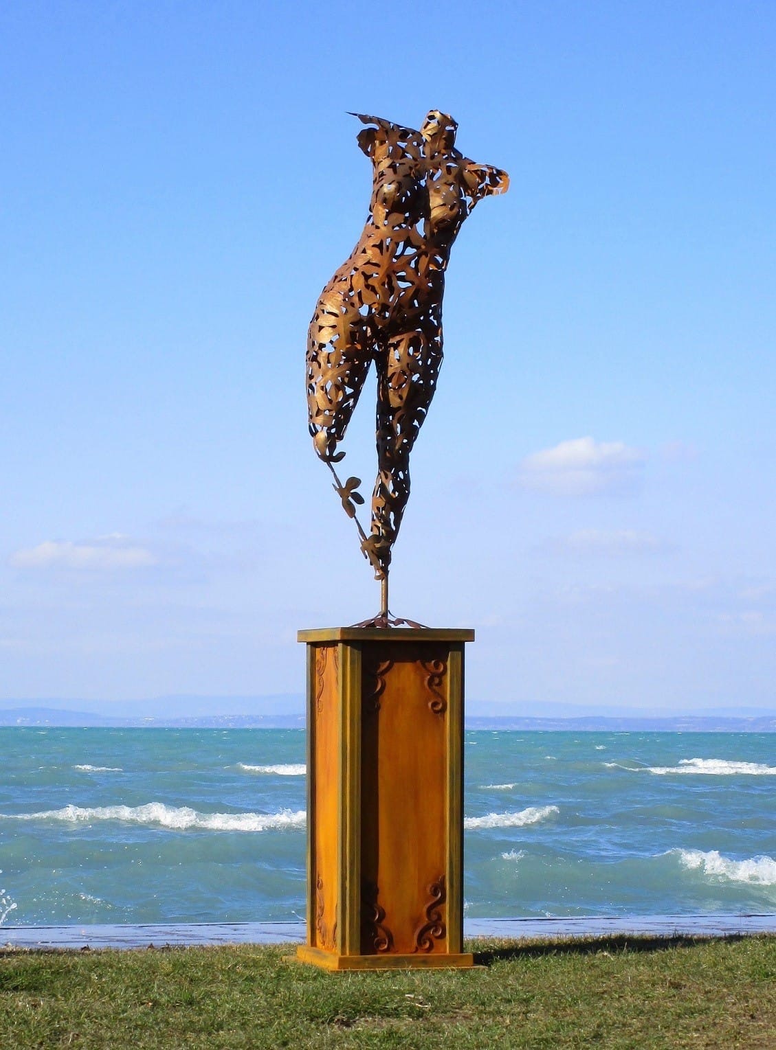 Pannonia auf Säule (rostig) 56x54x275  36,5kg