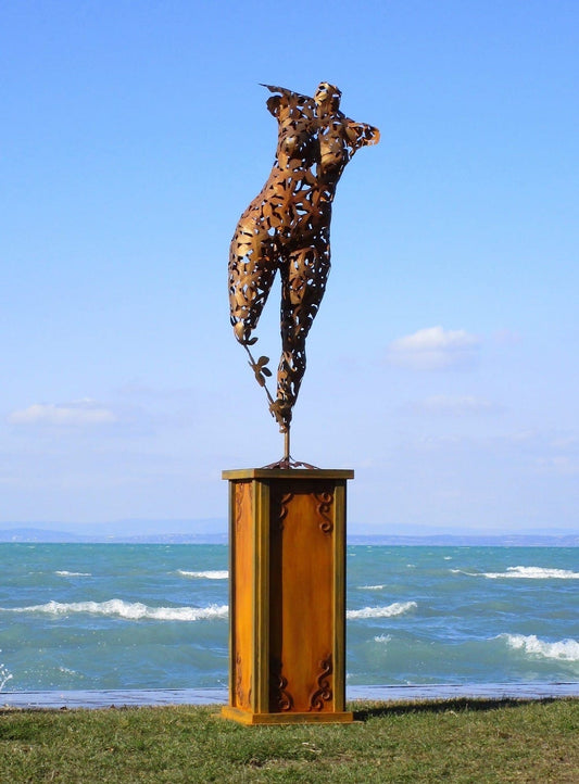 Pannonia auf Säule (rostig) 56x54x275  36,5kg