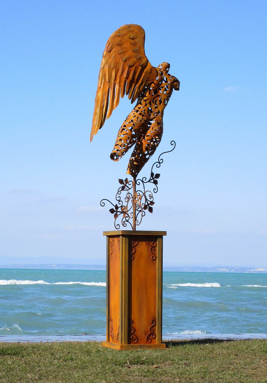 Engel am Säule (rostig) 53x98x300  45kg