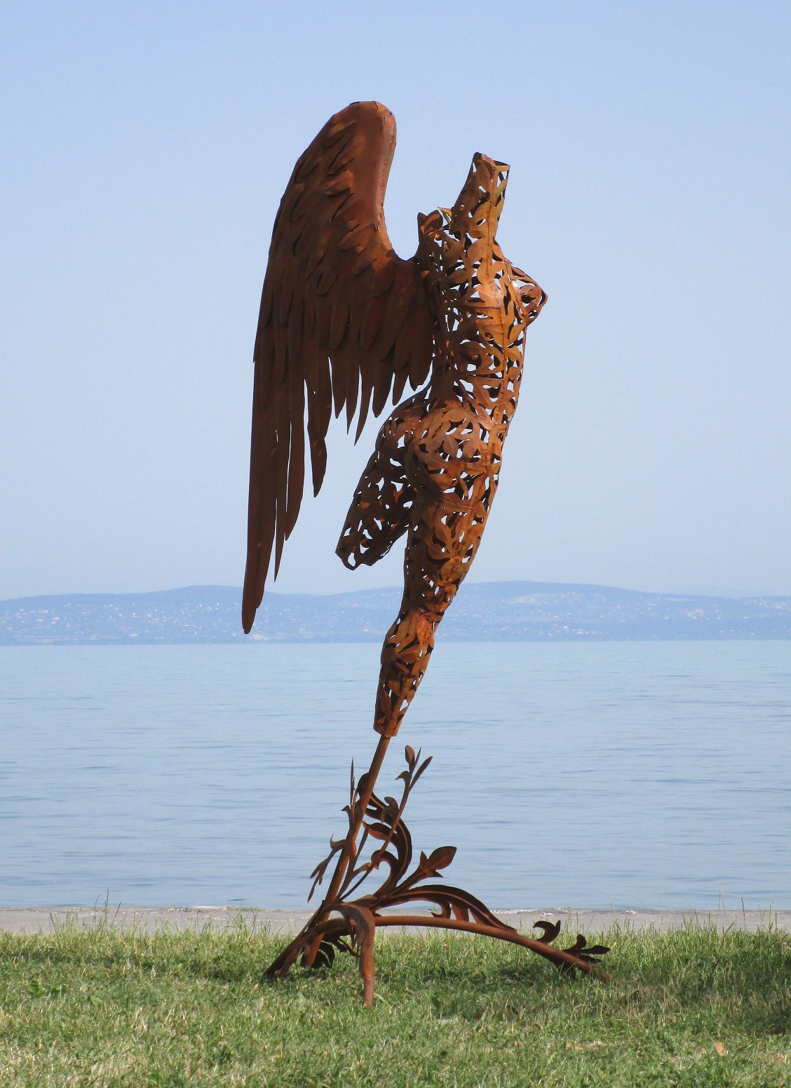 Engel mit hängendem Flügel (rostig) 85x90x200  41,1kg