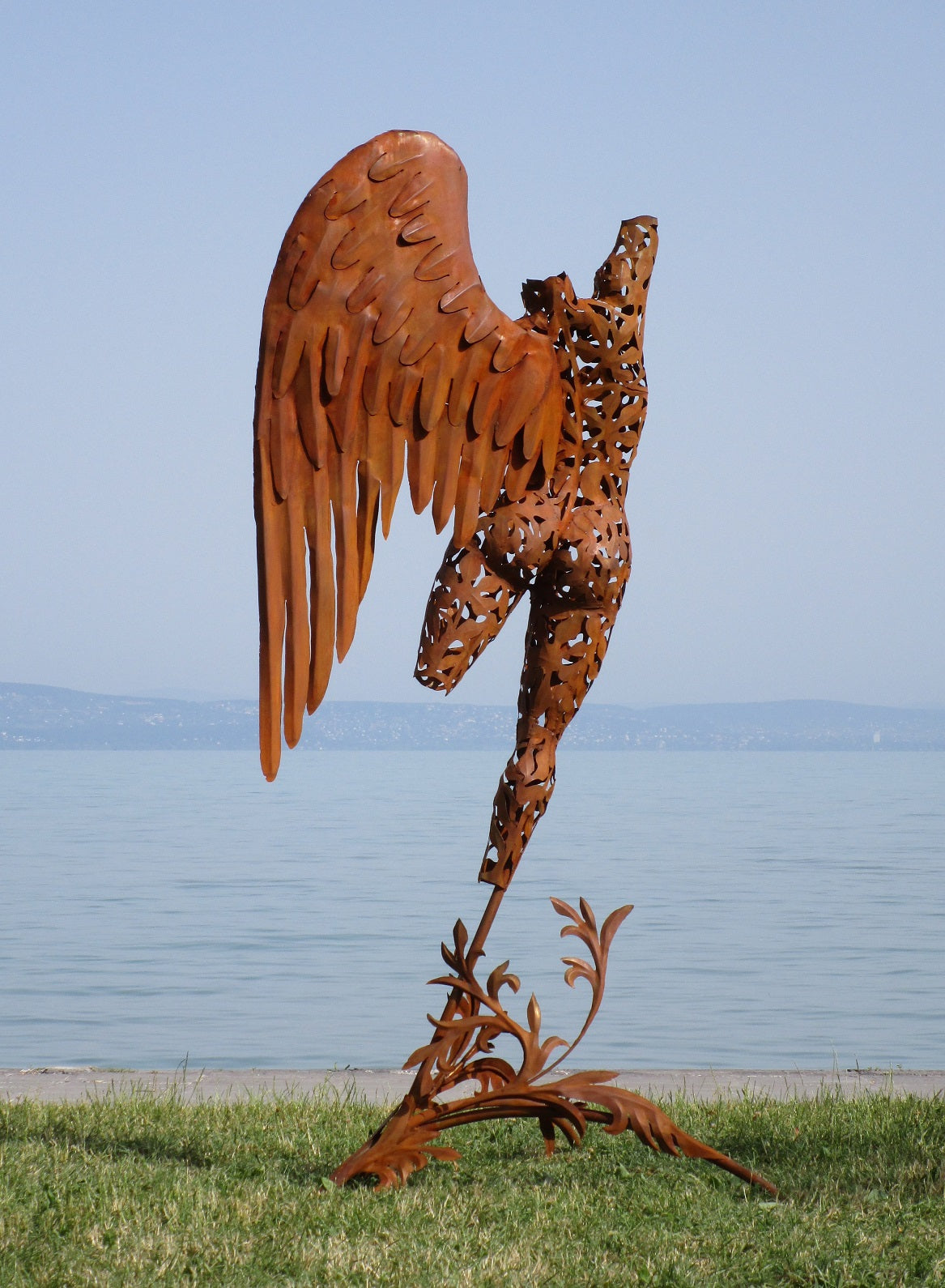 Engel mit hängendem Flügel (rostig) 85x90x200  41,1kg