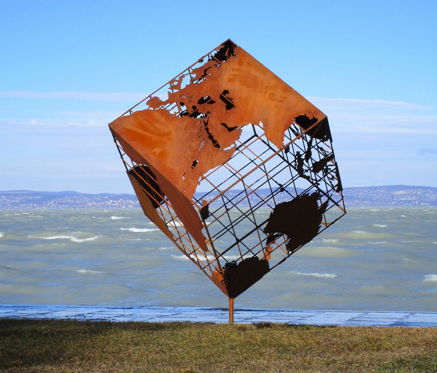 Erdwürfel (rostig) 152x130x170 Seiten 93x93x93  27kg