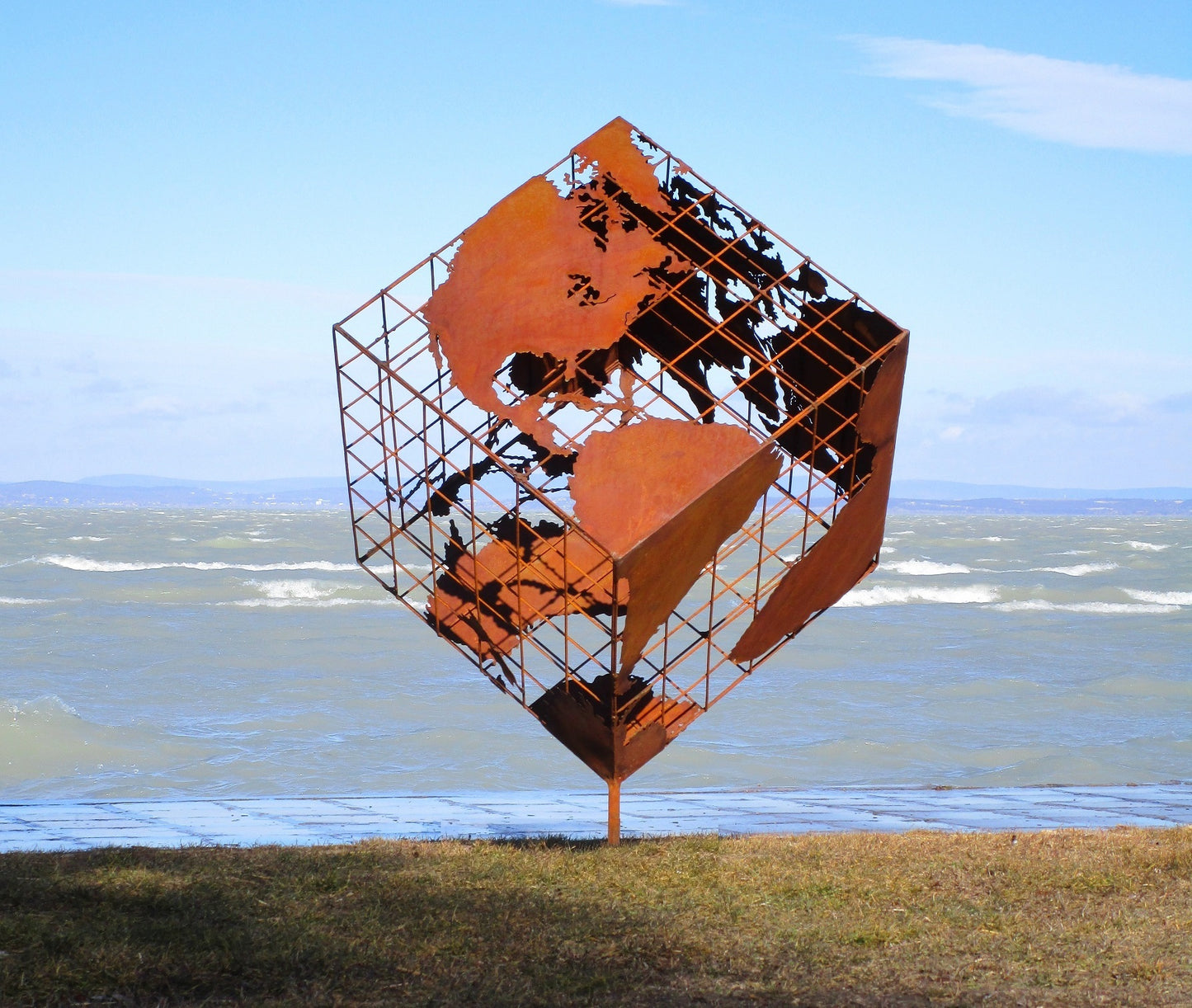 Erdwürfel (rostig) 152x130x170 Seiten 93x93x93  27kg