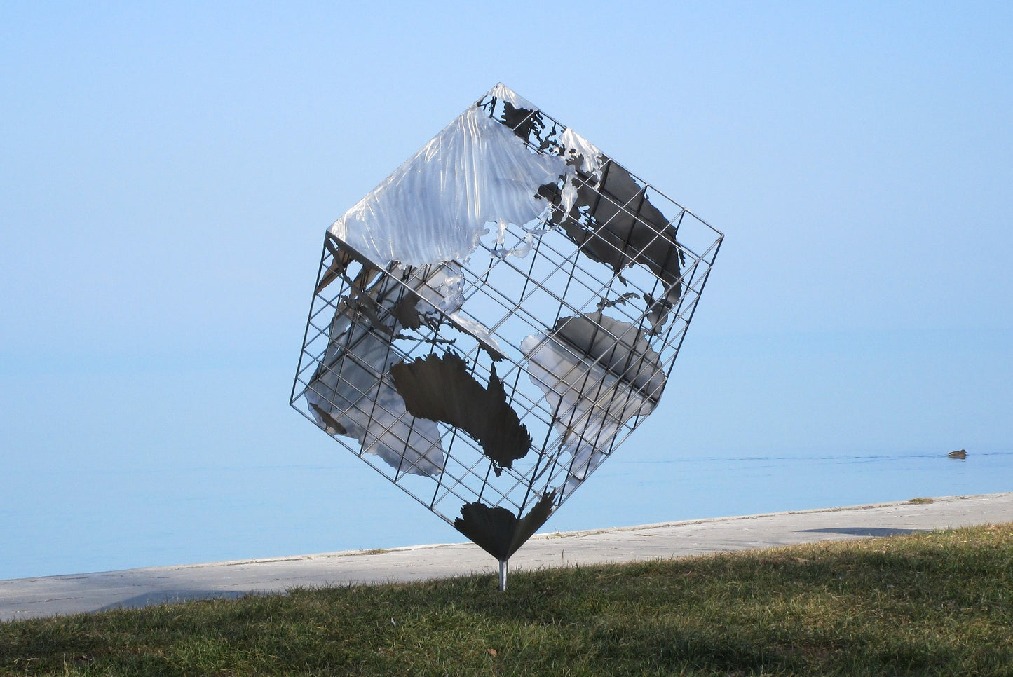 Erdwürfel (edelstahl) 152x130x170 Seiten 93x93x93  27kg