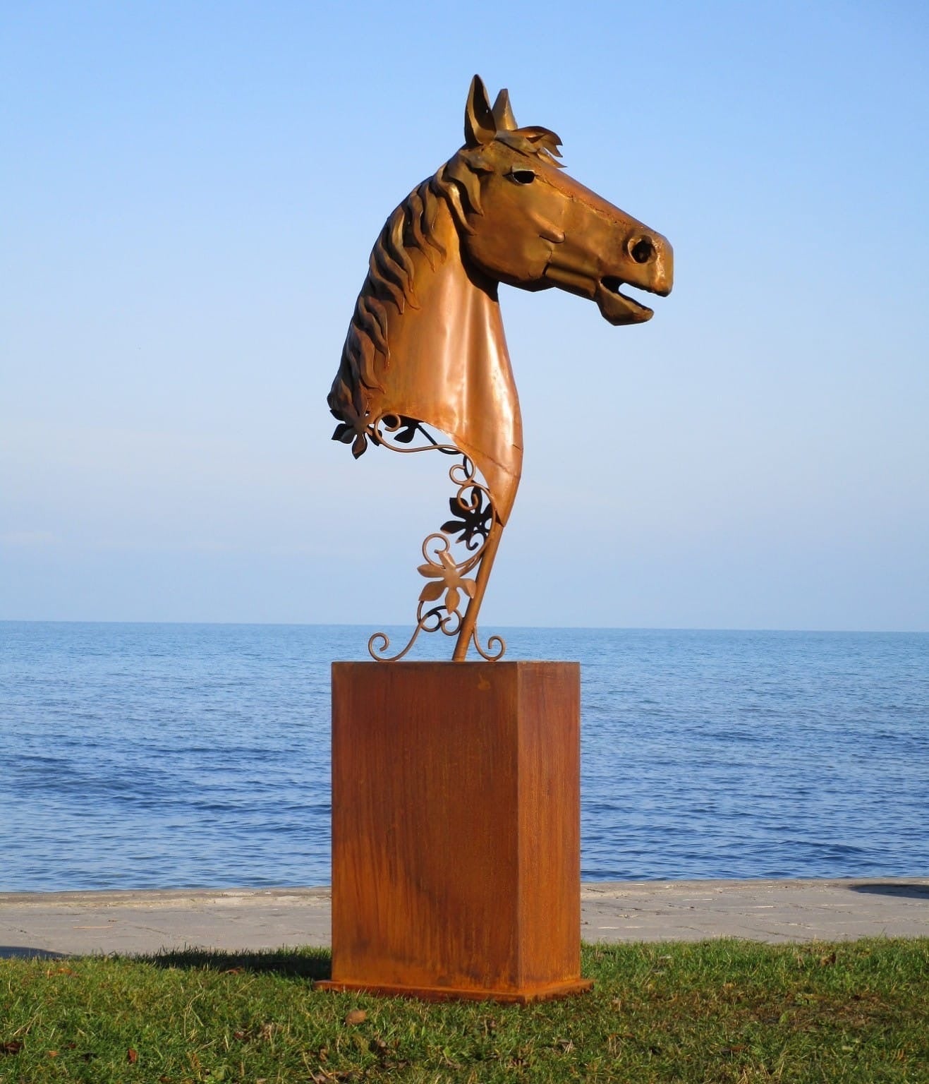 Stilisierter Pferdekopf auf Säule (rostig) 36,5x82x197  19kg