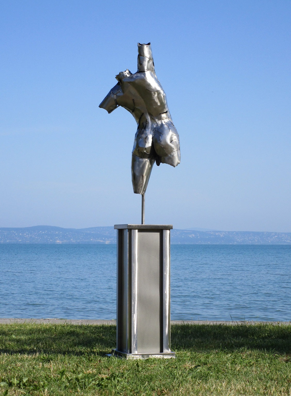 Männlicher Torso auf Säule (edelstahl) 52x41x210  23,4kg