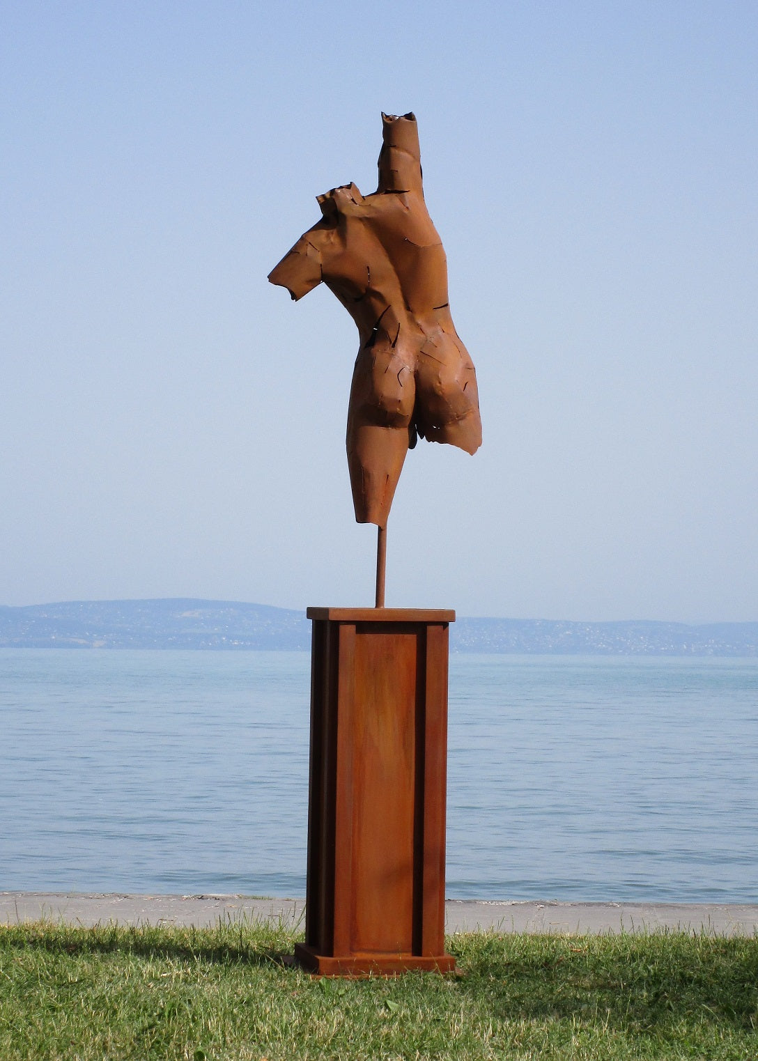 Männlicher Torso auf Säule (rostig) 52x41x210  23,4kg