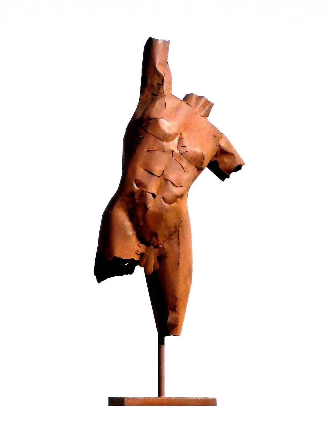 Männliche Torso-Skulptur aus Cortenstahl: Eine anatomisch detaillierte Vorderansicht in markanter Rost-Optik, montiert auf einem schlanken Stab über einem flachen Sockel vor neutralem weißem Hintergrund.