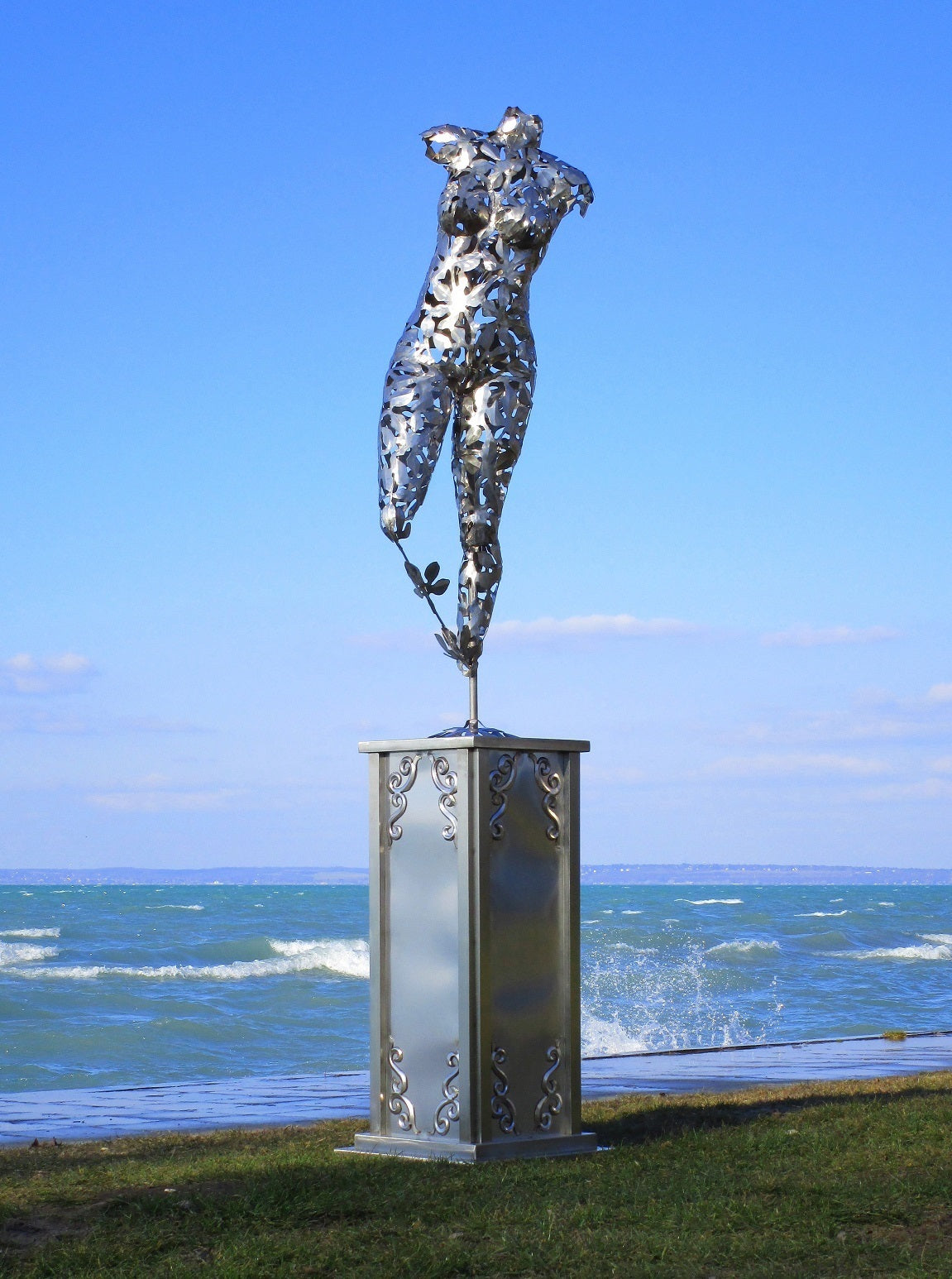 Pannonia auf Säule (edelstahl) 56x54x275  36,5kg