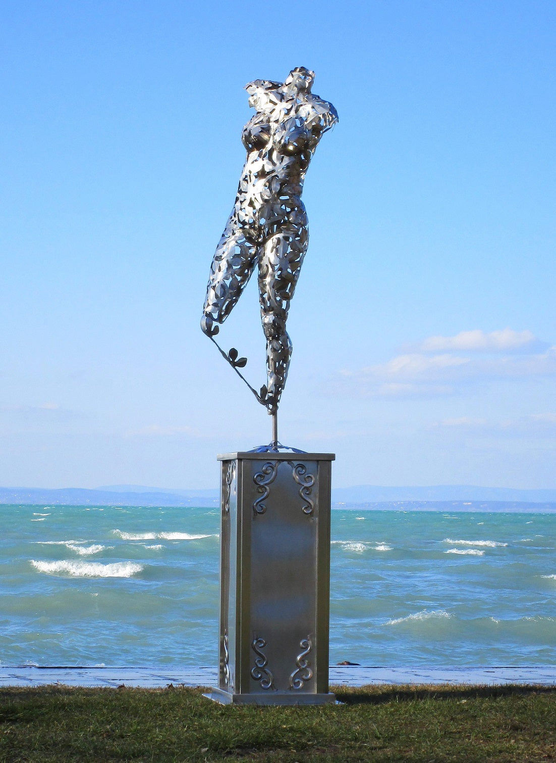 Pannonia auf Säule (edelstahl) 56x54x275  36,5kg