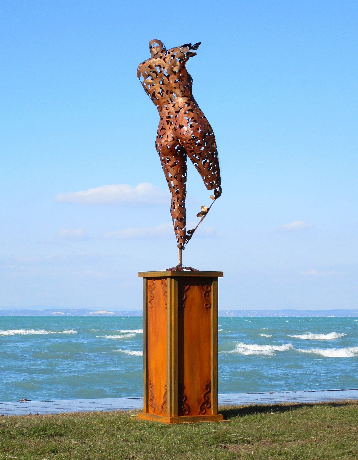 Pannonia auf Säule (rostig) 56x54x275  36,5kg