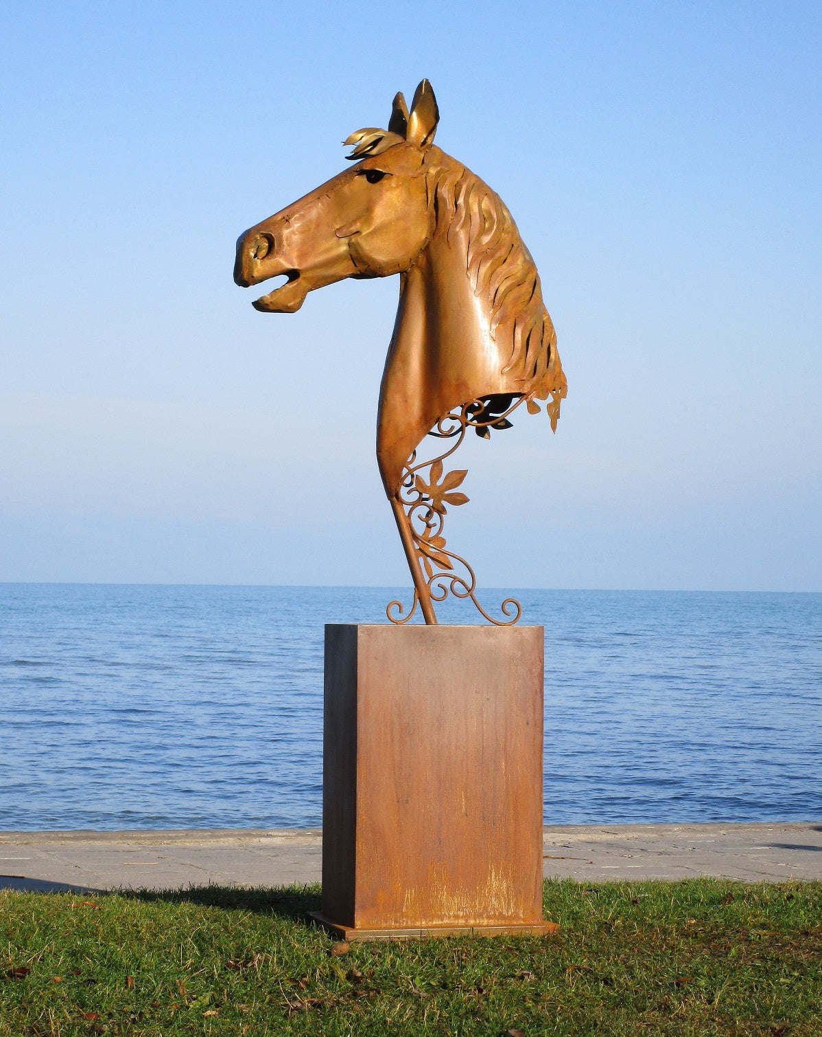 Stilisierter Pferdekopf auf Säule (rostig) 36,5x82x197  19kg